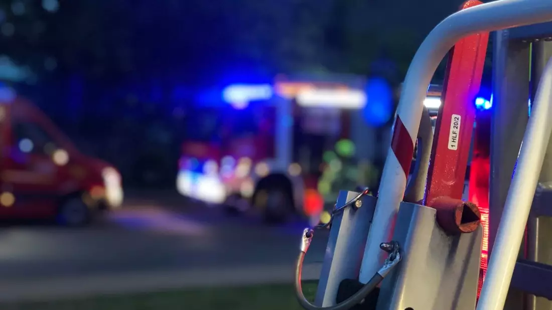FW Alpen: Elektrofahrzeug verunfallt auf der Autobahn 57 in Alpen - Bild: presseportal.de