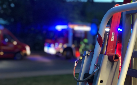 FW Alpen: Elektrofahrzeug verunfallt auf der Autobahn 57 in Alpen - Foto: presseportal.de