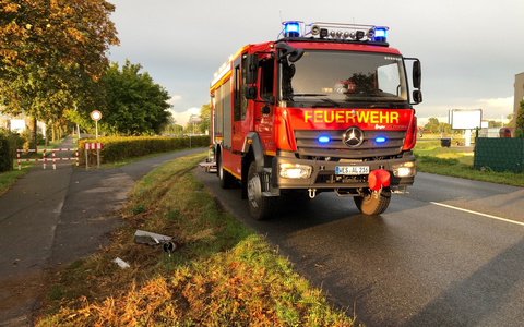 FW Alpen: Ölspur - Foto: presseportal.de