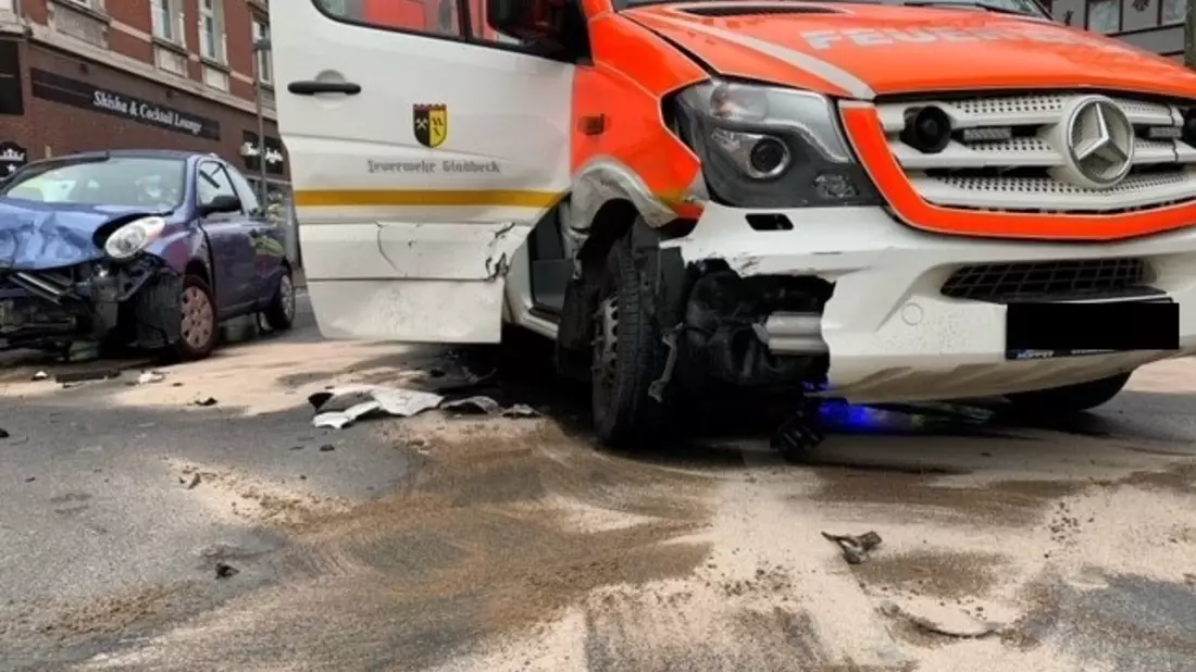 FW-E: Brennendes Motorrad an einer Hausfassade - Feuer droht auf Gebäude überzugreifen - Bild: presseportal.de