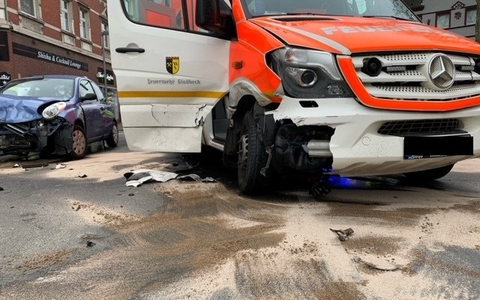 FW-E: Brennendes Motorrad an einer Hausfassade - Feuer droht auf Gebäude überzugreifen - Foto: presseportal.de