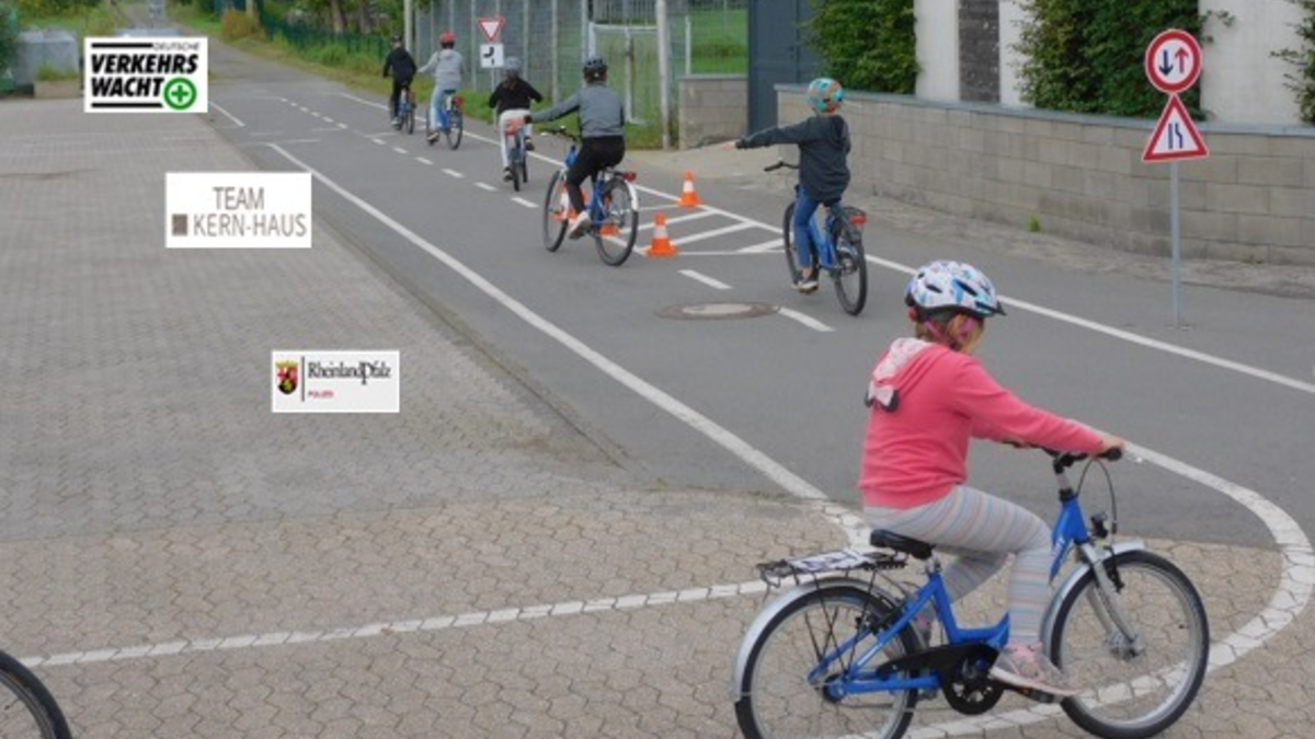 POL-PPMZ: Mainzer Polizistinnen lesen für Grundschulkinder - Foto: presseportal.de