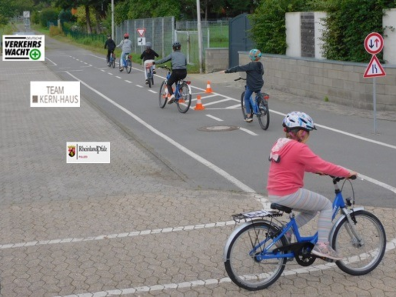 POL-PPMZ: Mainzer Polizistinnen lesen für Grundschulkinder - Foto: presseportal.de