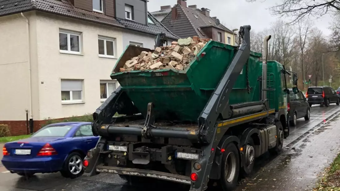 LPI-EF: Polizei stoppt Lkw wegen fehlender Ladungssicherung - Bild: presseportal.de