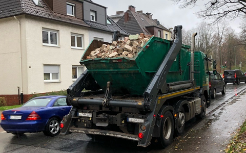 LPI-EF: Polizei stoppt Lkw wegen fehlender Ladungssicherung - Foto: presseportal.de