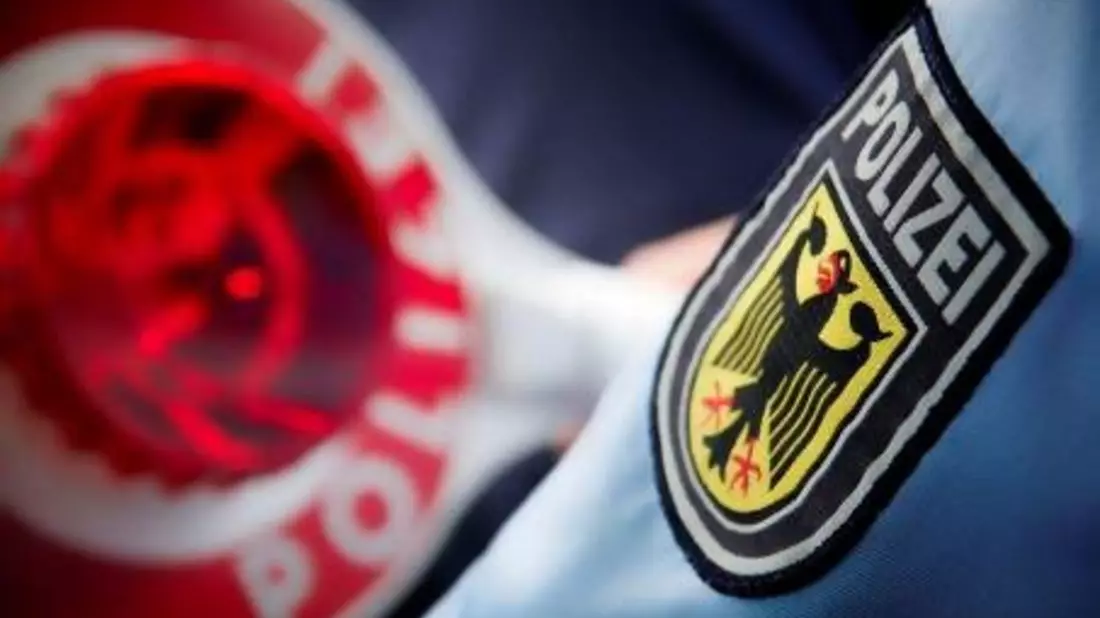 BPOL NRW: Bundespolizei vollstreckt Haftbefehl am Flughafen Niederrhein; 30-Jähriger muss für drei Jahre und sechs Monate ins Gefängnis - Bild: presseportal.de