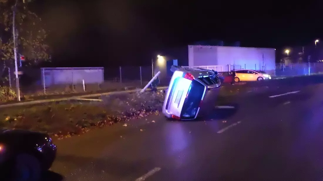 POL-HA: Alleinunfall in Haspe - 64-jährige Autofahrerin kollidiert mit Laterne und verletzt sich leicht - Bild: presseportal.de