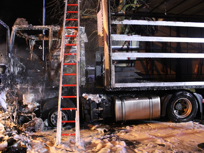 POL-RBK: Wermelskirchen - Pkw überschlägt sich im Kurvenbereich - Insassen leicht verletzt - Foto: presseportal.de