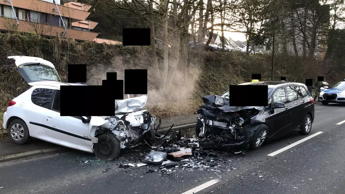 FFW Schwalmtal: Schwerer Verkehrsunfall auf der L371 - Vier verletzte Personen - Bild: presseportal.de
