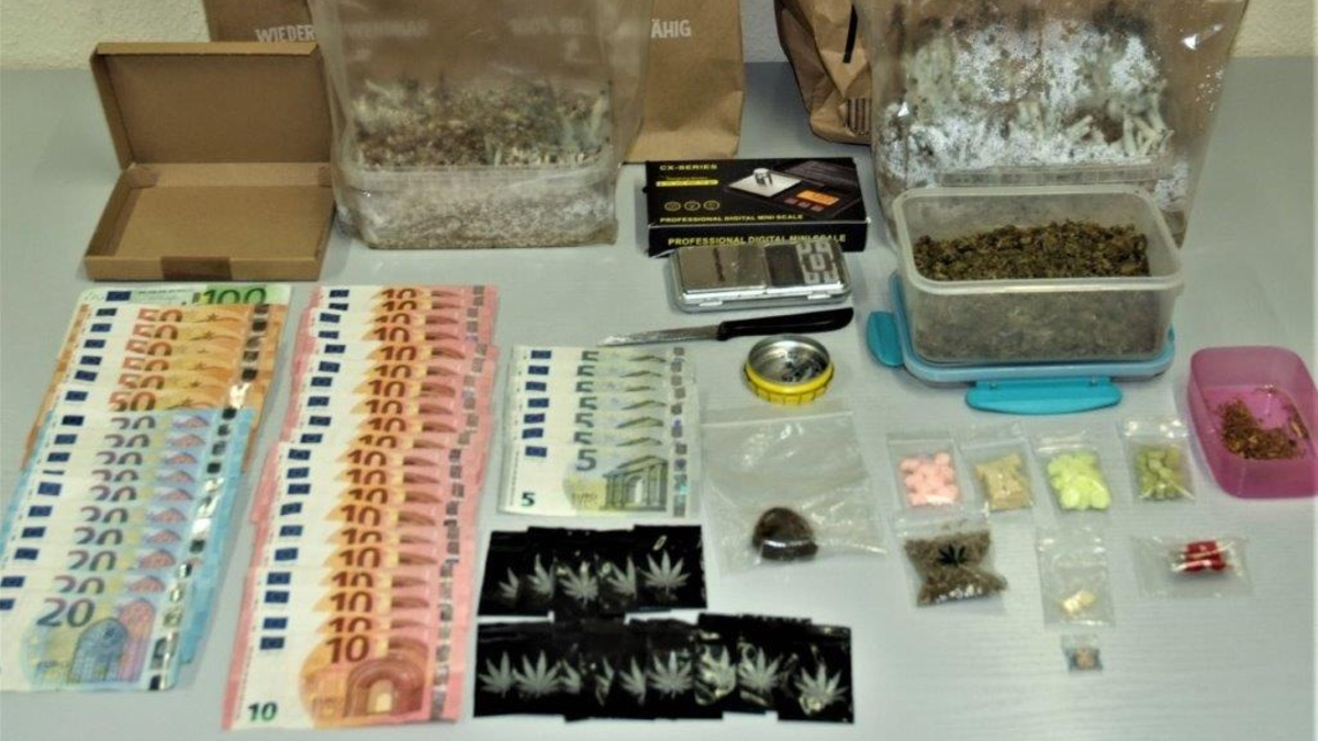 POL-E: Essen: Ermittler der BAO Aktionsplan Clan stellen Schusswaffen und Munition sicher - Foto: presseportal.de