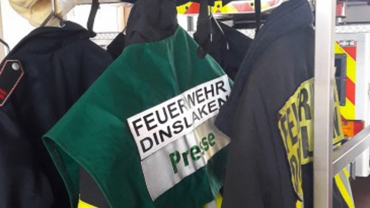 FW Dinslaken: Gemeldeter Verkehrsunfall mit eingeklemmter Person - Foto: presseportal.de