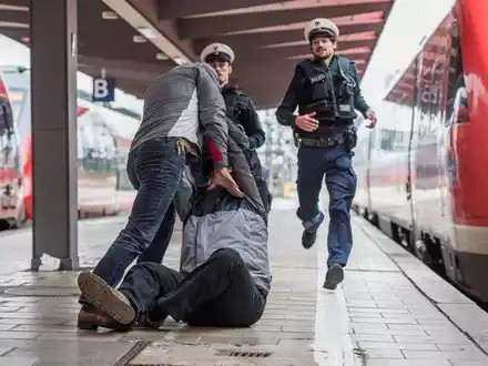 BPOL-KS: Zeitungsverkäufer sollen Mann angegriffen haben - Zeugen gesucht! - Foto: presseportal.de