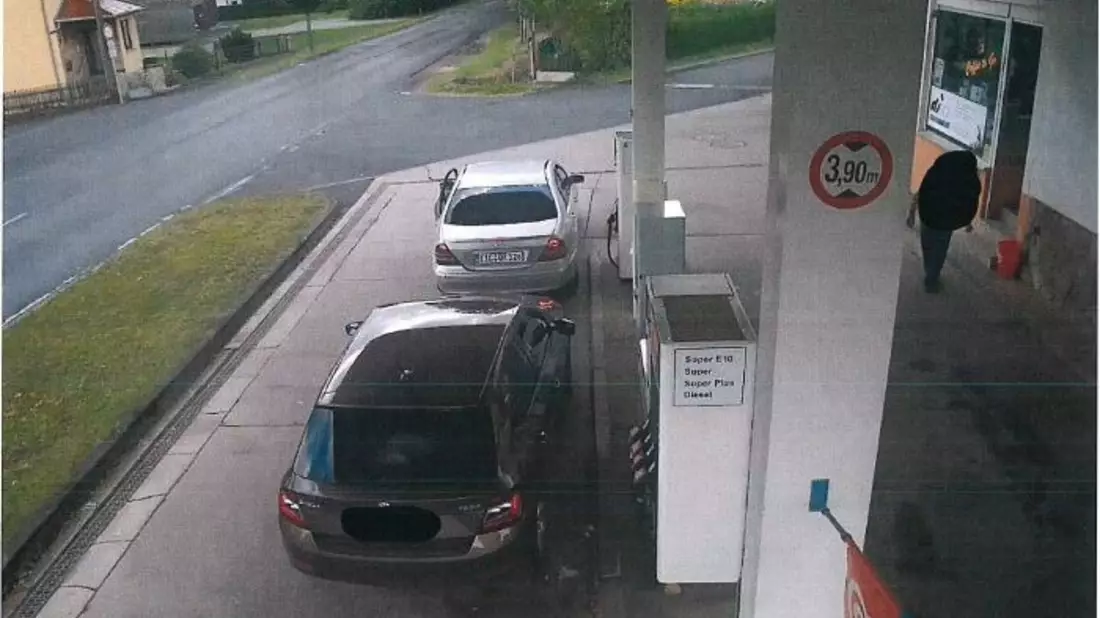 API-TH: Auto durchbricht Wildschutzzaun und kommt im Getreidefeld zum Stehen - Bild: presseportal.de
