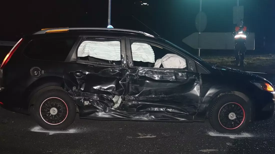 POL-HX: Auto bleibt auf dem Dach liegen - Bild: presseportal.de