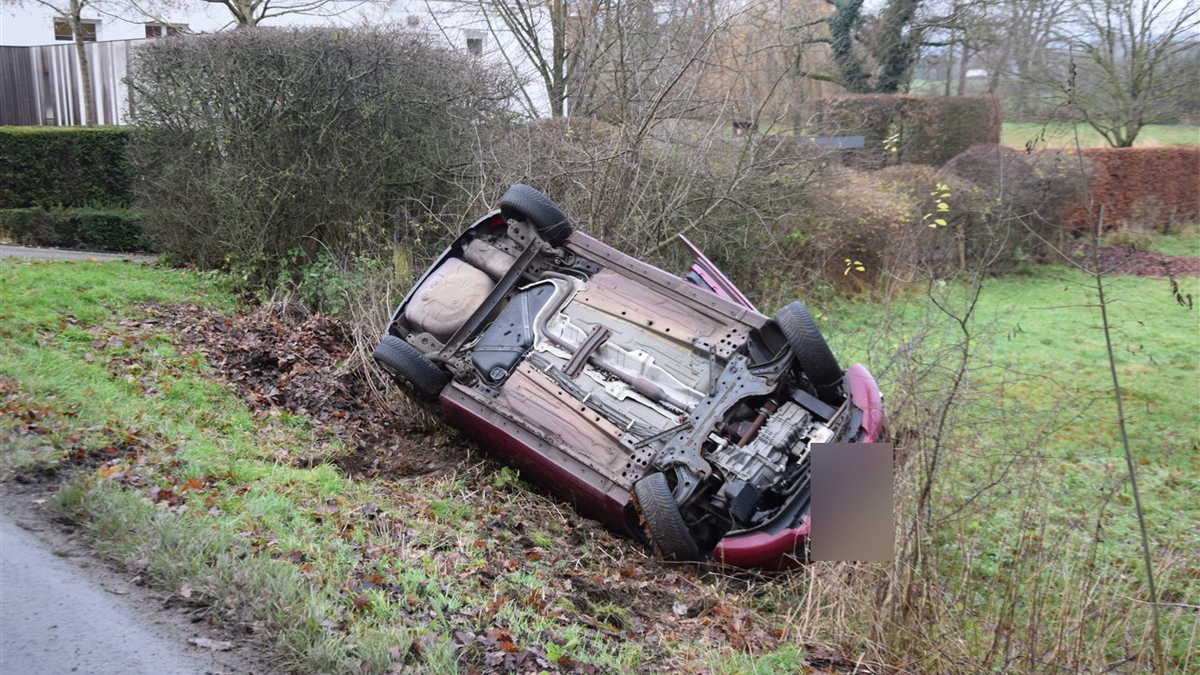 POL-HF: Verkehrsunfall - Kia fährt in Zaun - Foto: presseportal.de