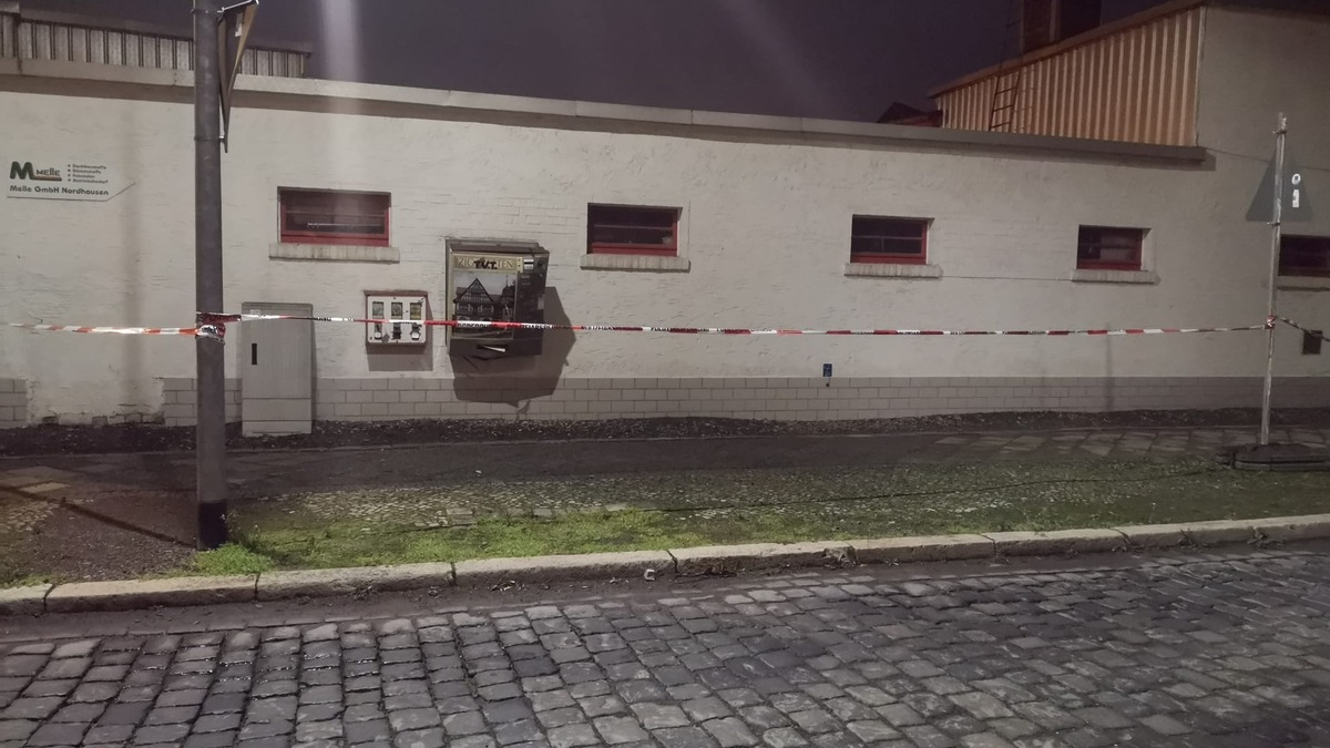 POL-WES: Rheinberg - Sprengung eines Zigarettenautomaten / Zeugen gesucht - Foto: presseportal.de