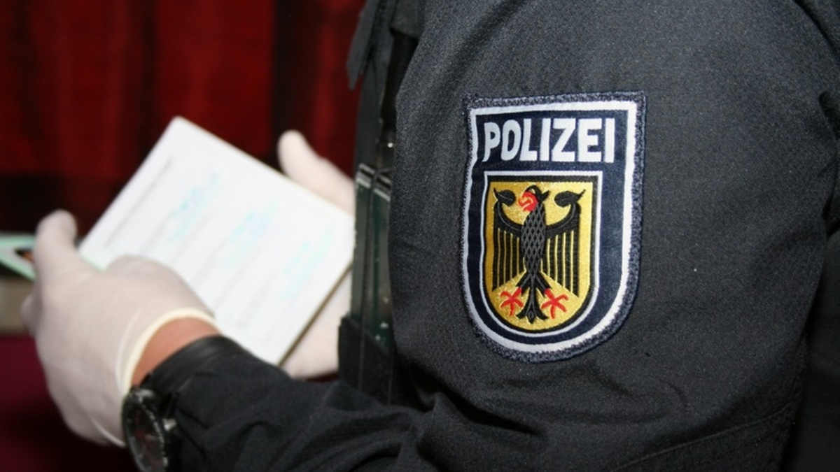 Bundespolizeidirektion München: Bundespolizei entlarvt gefälschte Papiere / Syrer und Italiener bei Grenzkontrollen vorläufig festgenommen - Foto: presseportal.de