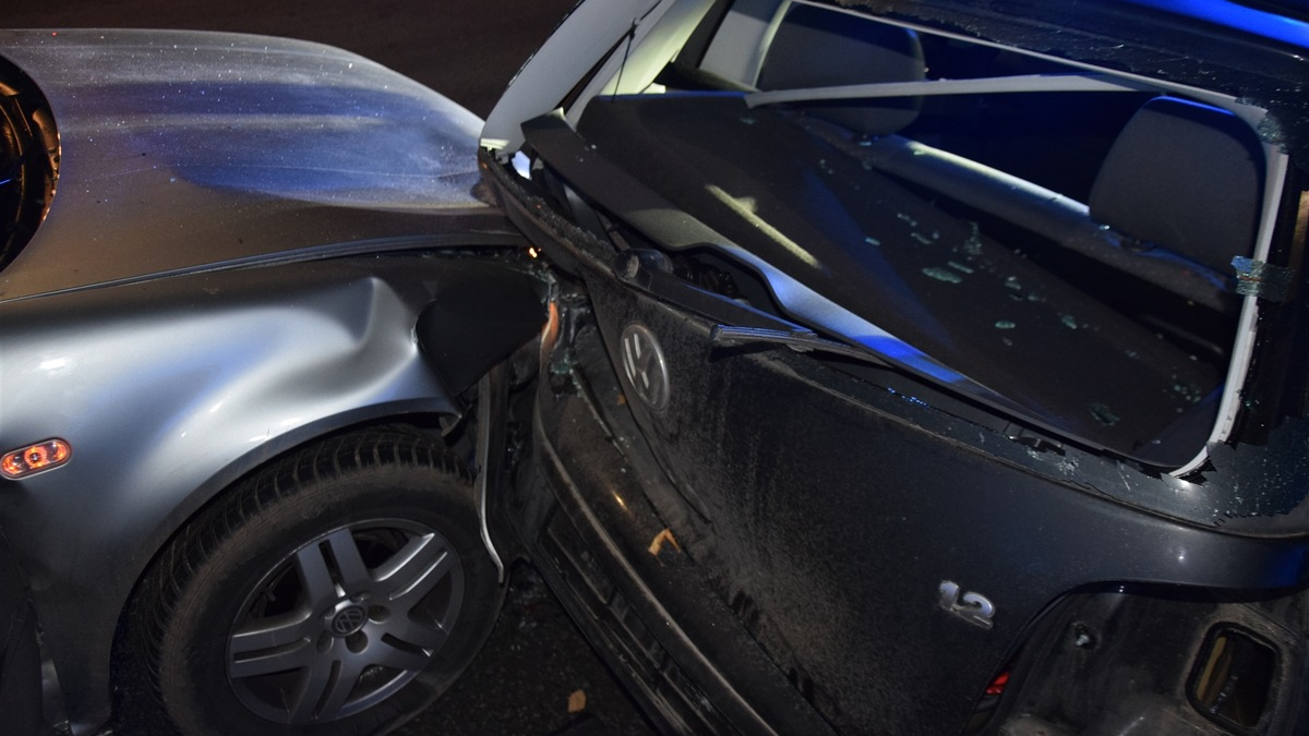POL-HF: Verkehrsunfall im Kurvenbereich - BMW prallt gegen Baum - Foto: presseportal.de