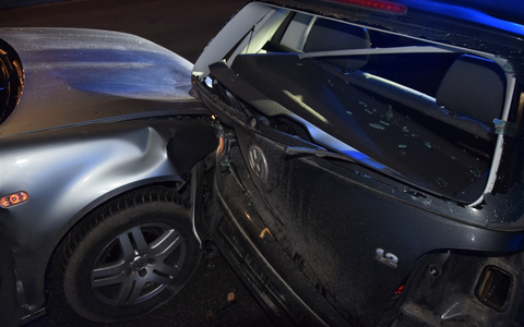POL-HF: Verkehrsunfall im Kurvenbereich - BMW prallt gegen Baum - Foto: presseportal.de