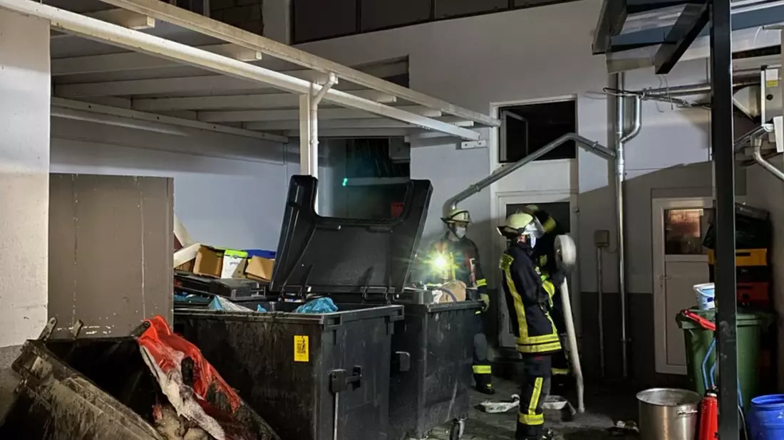 FW Drolshagen: Brennender Holzpolter nahe Drolshagen-Eltge - Bild: presseportal.de