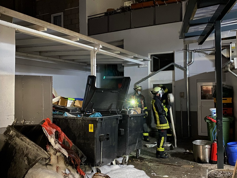 FW Drolshagen: Brennender Holzpolter nahe Drolshagen-Eltge - Foto: presseportal.de