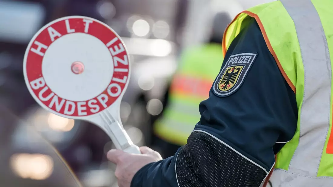 Bundespolizeidirektion München: Nach Lkw-Schleusung abkassiert / Syrerinnen mit falschen Ausweisen ausgestattet - Bild: presseportal.de
