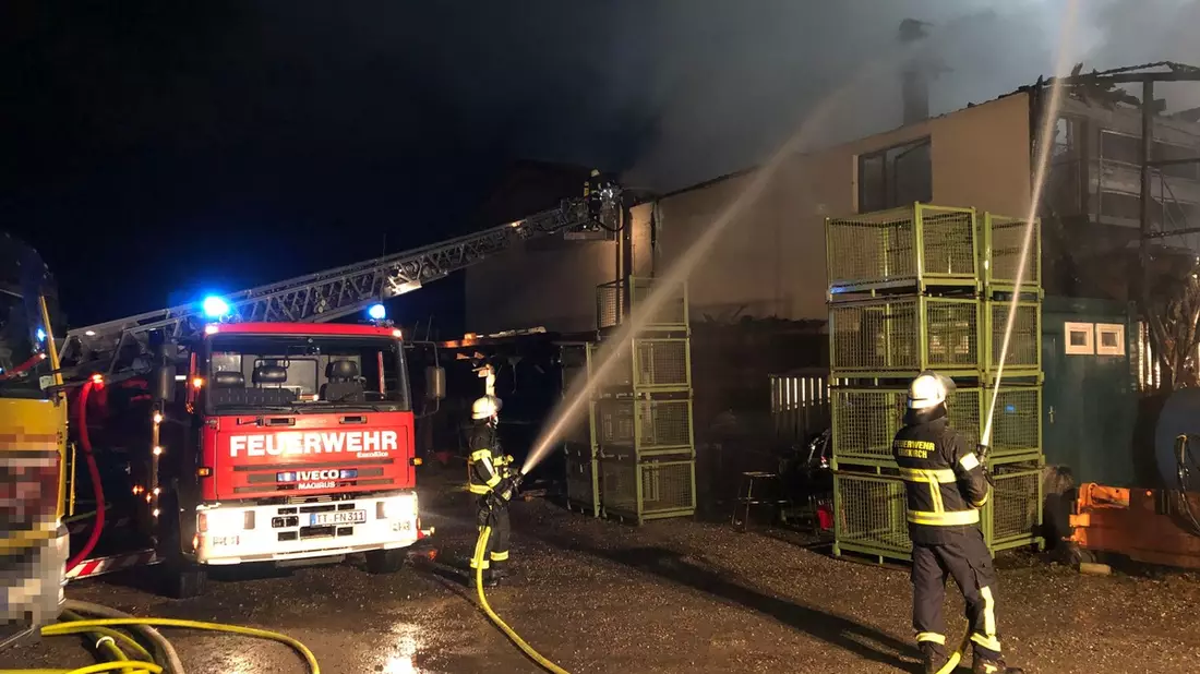 FW-OB: Zimmerbrand greift auf Unterkonstruktion der Fassadenverkleidung über - Bild: presseportal.de