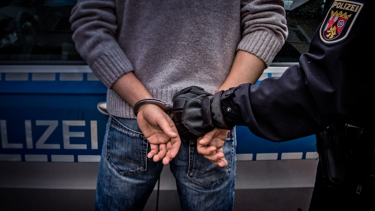 BPOL NRW: Aggressiver Ladendieb rastet aus: Angriff auf Polizeibeamte endet im Gewahrsam - Foto: presseportal.de