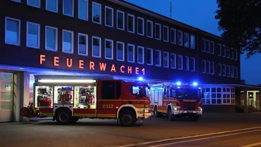 FW Moers: Verkehrsunfall mit eingeklemmten auf der A40 / 6 beteiligte Fahrzeuge / Rettungshubschrauber im Einsatz - Bild: presseportal.de