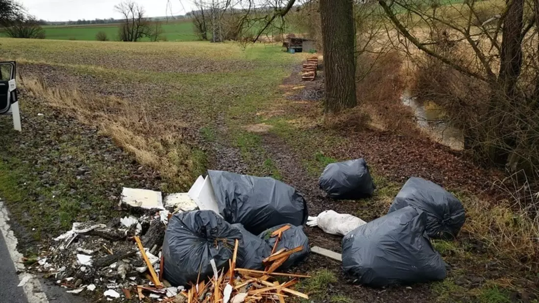 POL-IZ: 251222.1 Norderwöhrden: Mehrere Kubikmeter Bauschutt illegal entsorgt - Bild: presseportal.de