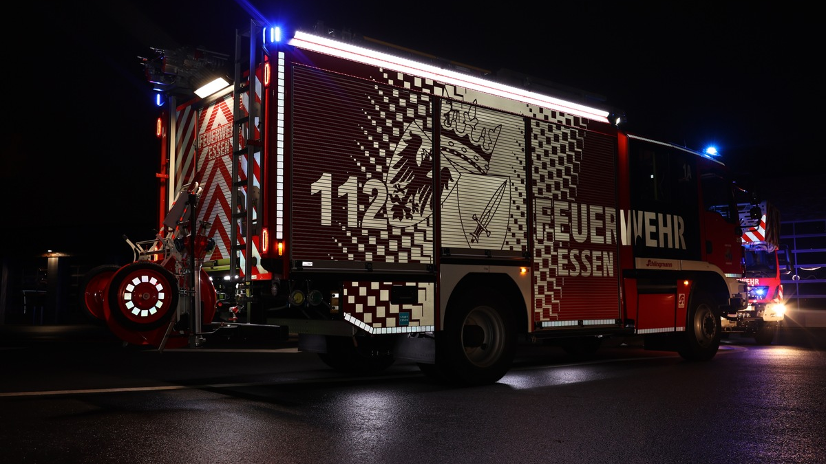 FW-E: Kleintransporter brennt vor Lagerhalle - Feuerwehr verhindert Brandausbreitung - Foto: presseportal.de