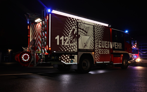 FW-E: Kleintransporter brennt vor Lagerhalle - Feuerwehr verhindert Brandausbreitung - Foto: presseportal.de FW-E: Kleintransporter brennt vor Lagerhalle - Feuerwehr verhindert Brandausbreitung - Foto: presseportal.de