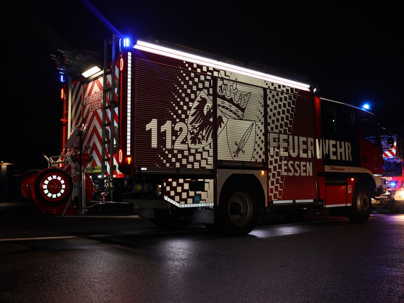 FW-E: Kleintransporter brennt vor Lagerhalle - Feuerwehr verhindert Brandausbreitung - Foto: presseportal.de