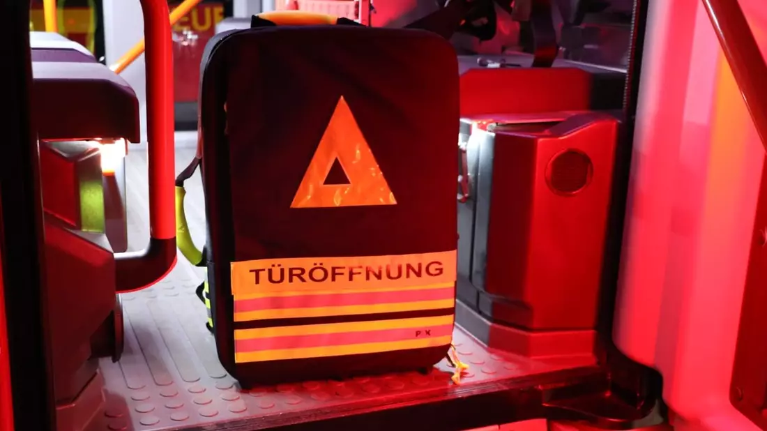FFW Schiffdorf: Feuerwehr wird zu Türnotöffnung alarmiert - Rettungsdienst verschafft sich Zugang - Bild: presseportal.de