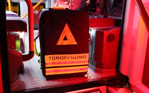 FFW Schiffdorf: Feuerwehr wird zu Türnotöffnung alarmiert - Rettungsdienst verschafft sich Zugang - Foto: presseportal.de