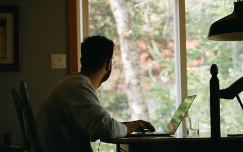 zu Hause arbeiten - Foto: @ Yasmina H / Unsplash.com