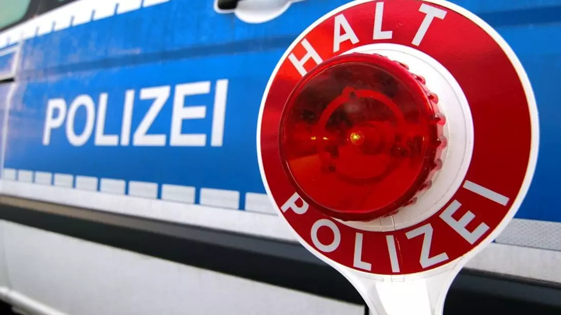 BPOL NRW: Bundespolizei zieht mutmaßlich berauschten Fahrer ohne Führerschein aus dem Verkehr - in seinem Besitz 3 total gefälschte Ausweise und gestohlene Kennzeichen - Bild: presseportal.de