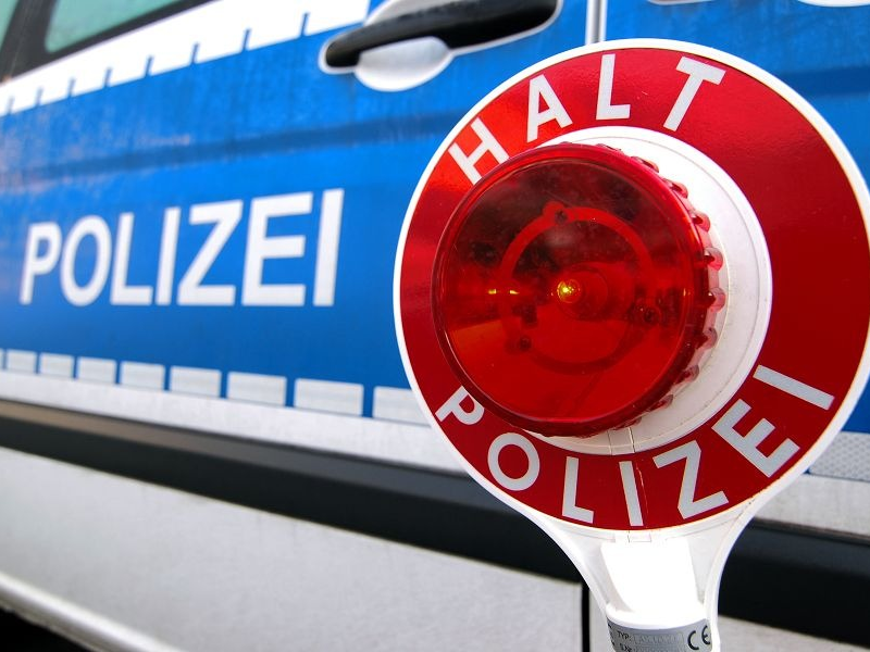 BPOL NRW: Bundespolizei zieht mutmaßlich berauschten Fahrer ohne Führerschein aus dem Verkehr - in seinem Besitz 3 total gefälschte Ausweise und gestohlene Kennzeichen - Foto: presseportal.de