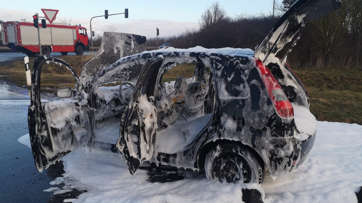 POL-VDMZ: PKW brennt auf Autobahn - Foto: presseportal.de