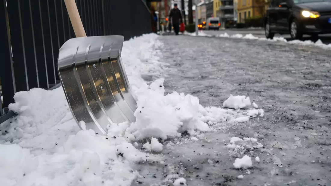 Schneeschieben: Wann und wie muss der Bürgersteig geräumt werden? - Bild: presseportal.de