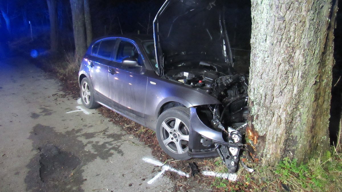 FW Dinslaken: Verkehrsunfall mit umgestürztem PKW - Foto: presseportal.de