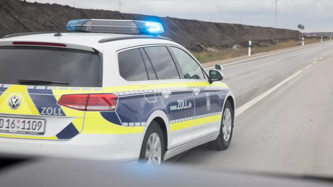 HZA-UL: Slowake schmuggelt SUV aus der Schweiz/Zollkontrollen auf der Autobahn 96 - Bild: presseportal.de