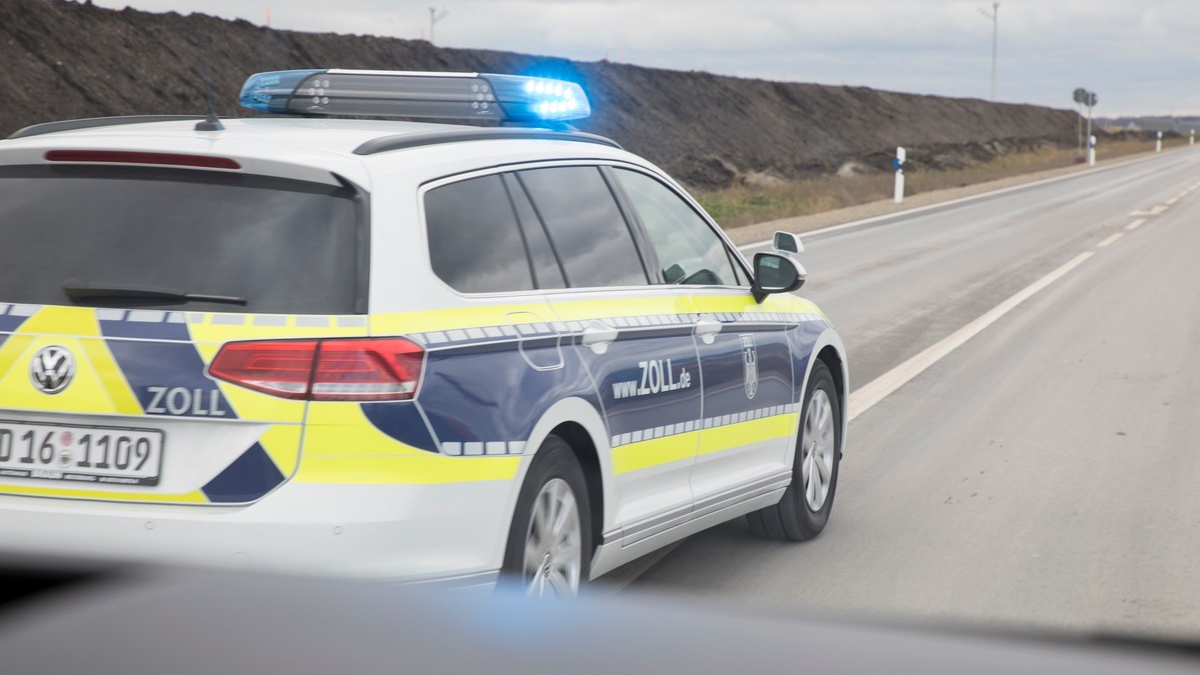 HZA-UL: Slowake schmuggelt SUV aus der Schweiz/Zollkontrollen auf der Autobahn 96 - Foto: presseportal.de