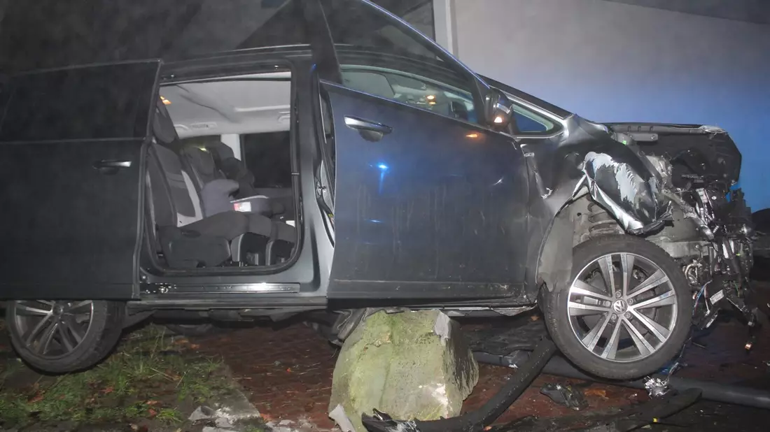 POL-HA: Drei Leichtverletzte nach Verkehrsunfall in Dahl - Auto kollidiert mit Baum - Bild: presseportal.de