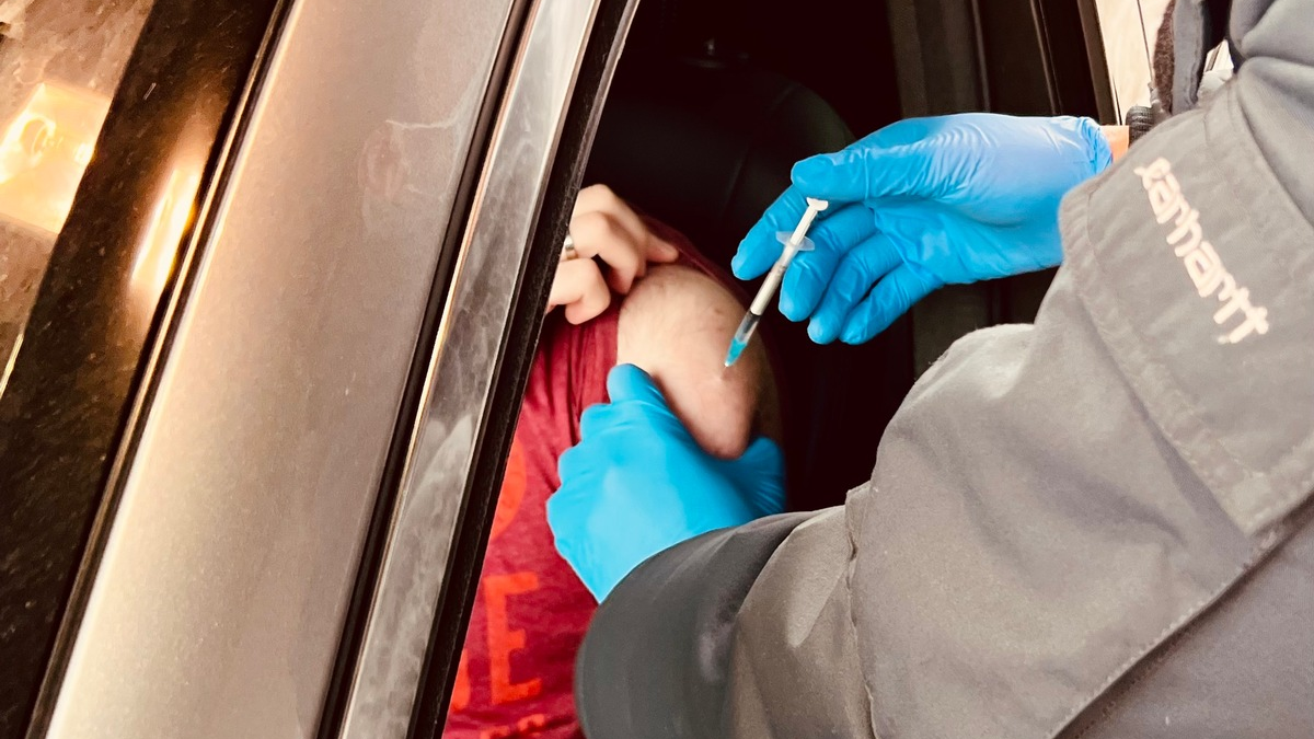 FW Dresden: PKW-Brand droht sich auszubreiten - Foto: presseportal.de