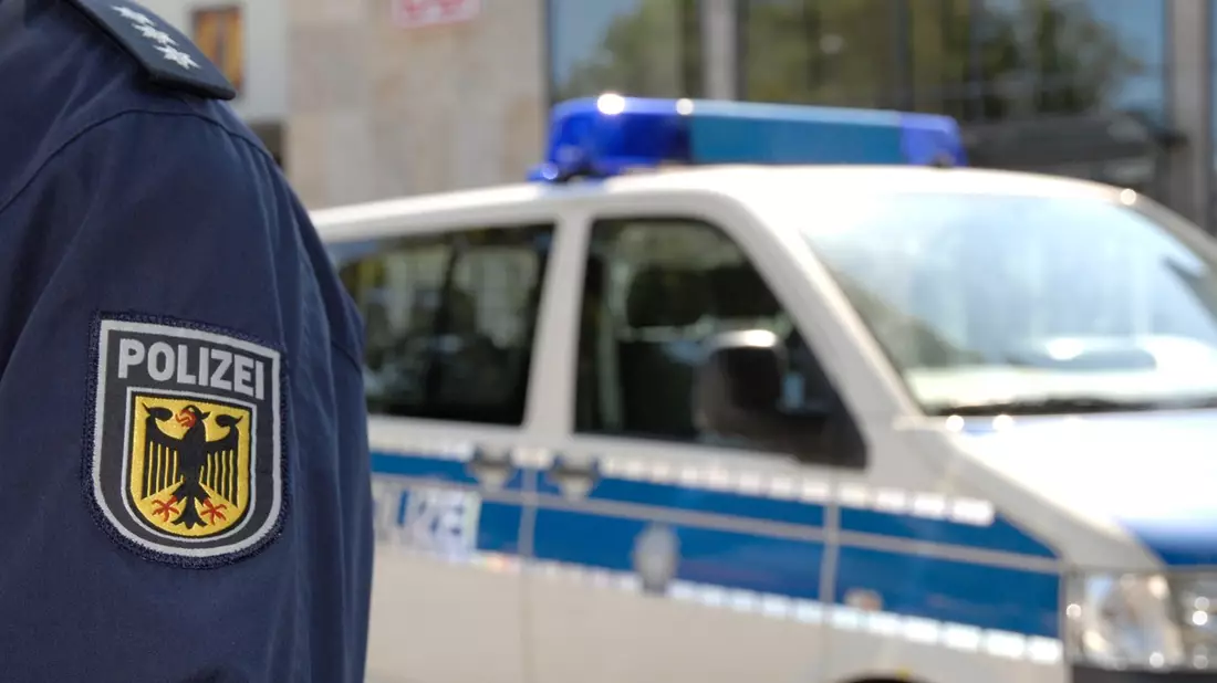 Bundespolizeidirektion München: 18-Jähriger in Lebensgefahr / In letzter Sekunde: Sprung auf Bahnsteig und Schnellbremsung - Bild: presseportal.de