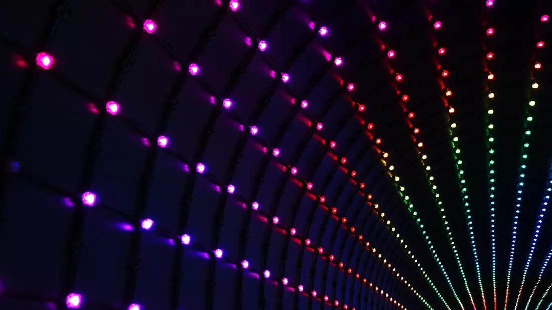  Moderne LED-Leuchten sind längst über das Stadium der bunten, dekorativen Beleuchtung hinaus. Sie haben sich zu energieeffizienten Leuchtmitteln entwickelt, die überall einsetzbar sind. - Bild: : Pixabay © dakub (CC0 Public Domain)