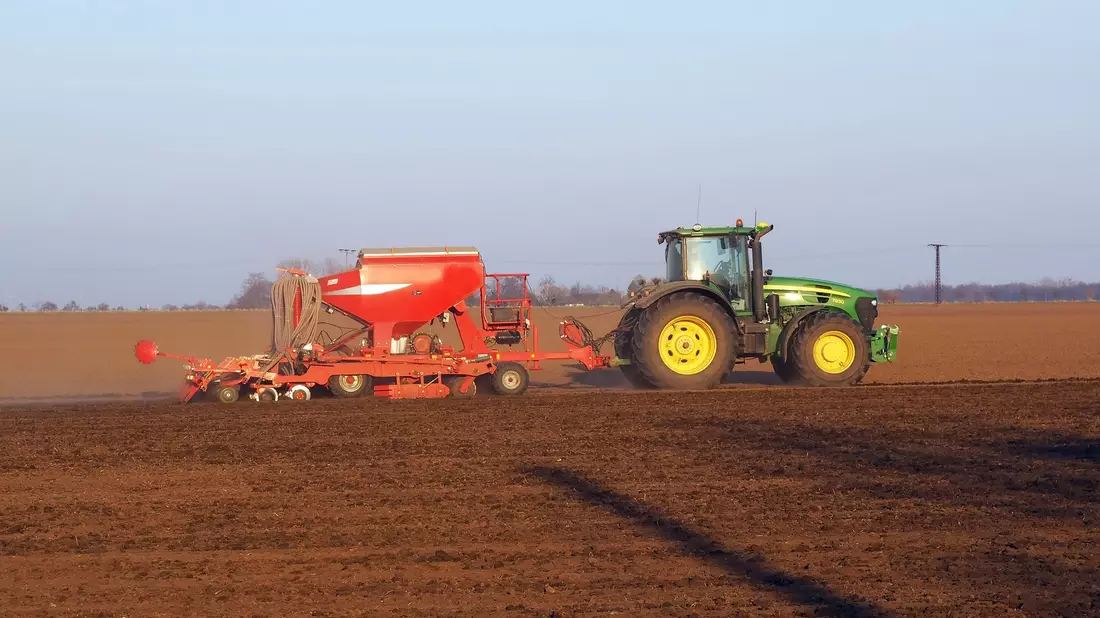 In vielen Betrieben, so auch in der Landwirtschaft, finden viele Arbeiten nicht nur bei Tageslicht statt. Dann ist eine kraftvolle Außenbeleuchtung notwendig, die den Arbeitsbereich ausreichend erhellt und für angenehmes Licht sorgt. - Bild: PIxabay © kie-ker (CC0 Public Domain)