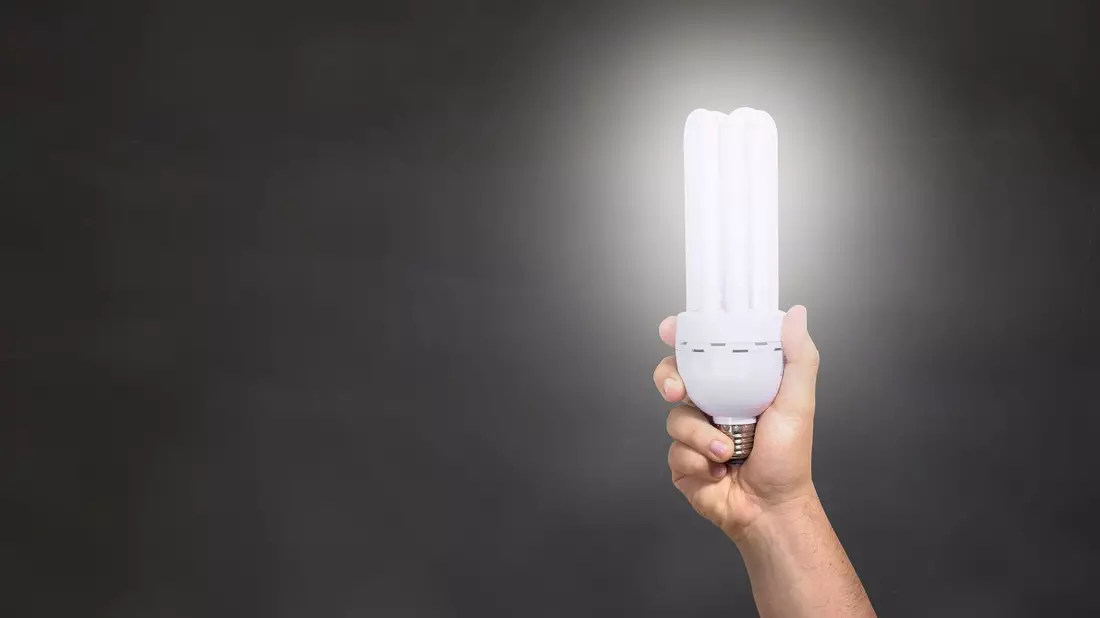 Die bisher üblichen Energieparlampen sind lange nicht so effizient und vor allem nicht so langlebig wie moderne LEDs. - Bild: Pixabay © fotorech (CC0 Public Domain)