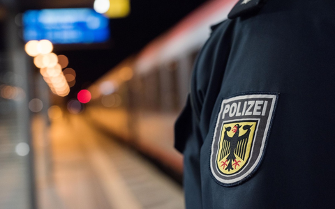 BPOL NRW: Die Bundespolizei bittet um Mithilfe: Öffentlichkeitsfahndung nach gefährlicher Körperverletzung - Foto: presseportal.de